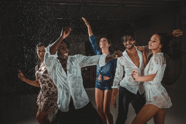 Arkadaşlar yağmur altında