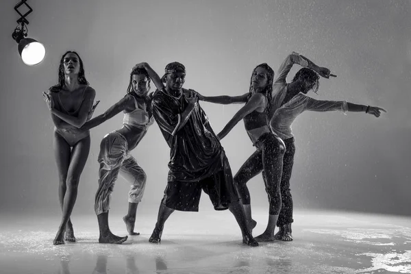 Dansçılar yağmur altında