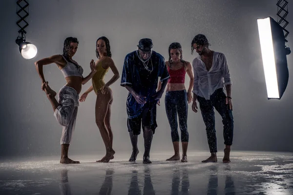 Танцоры под дождем — стоковое фото