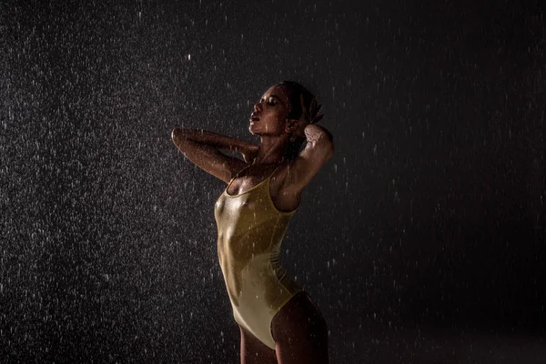 Mulher sob a chuva — Fotografia de Stock