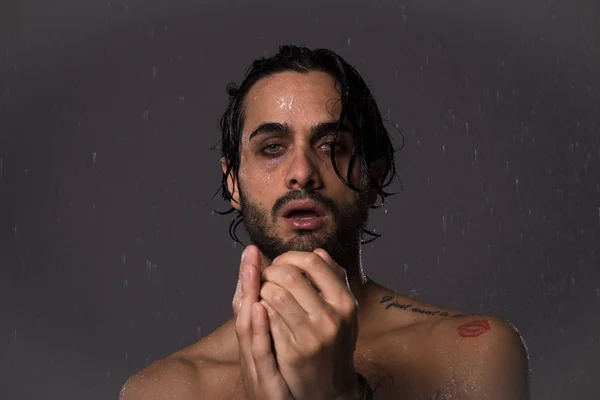 Hombre bajo la lluvia —  Fotos de Stock