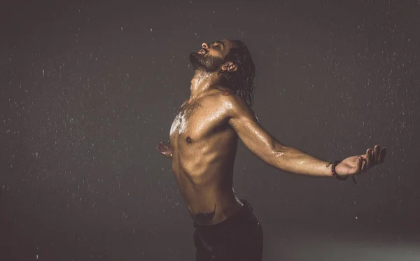 Hombre bajo la lluvia —  Fotos de Stock