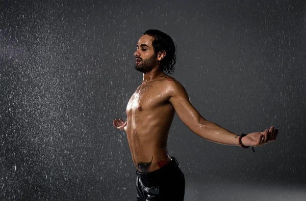 Hombre bajo la lluvia —  Fotos de Stock