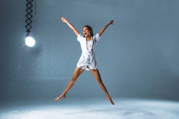 Femme sous la pluie — Photo