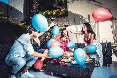 Süslü gelinlik güzel kadına t hazırlıkları yapmak