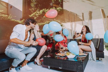 Arka bahçesinde kutlama arkadaş grubu