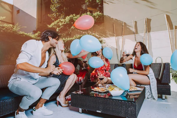 Arka bahçesinde kutlama arkadaş grubu