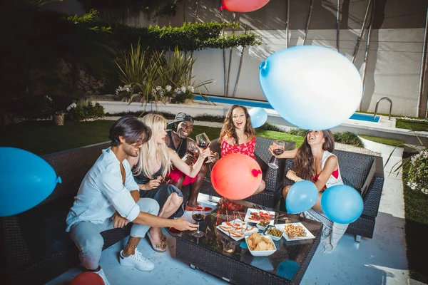 Grupo de amigos comemorando no quintal — Fotografia de Stock