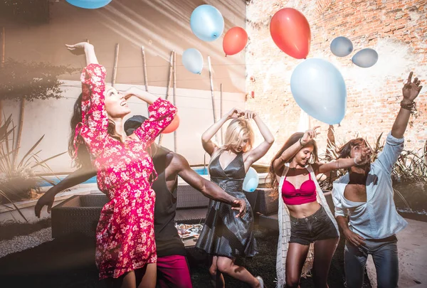 Arka bahçesinde kutlama arkadaş grubu