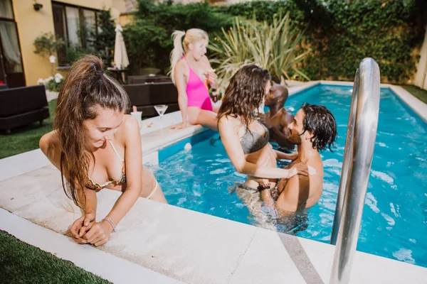 Arka bahçesinde kutlama arkadaş grubu