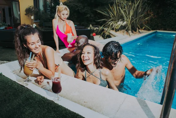 Grupo de amigos celebrando en el patio trasero — Foto de Stock