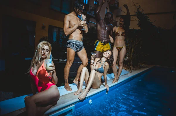 Arka bahçesinde kutlama arkadaş grubu