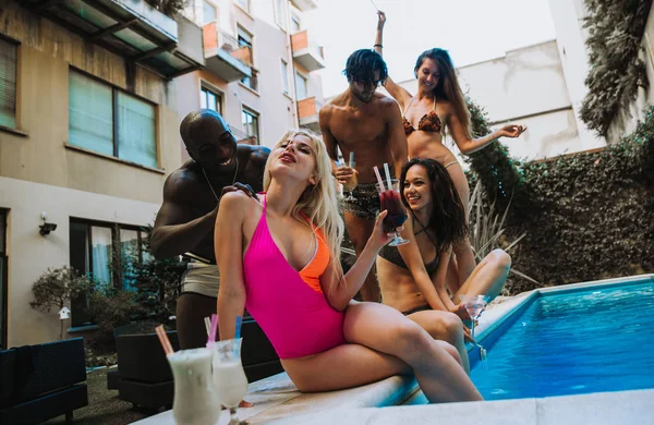 Grupo de amigos celebrando en el patio trasero — Foto de Stock