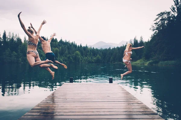 Grupo de amigos se divertindo no lago pela manhã — Fotografia de Stock