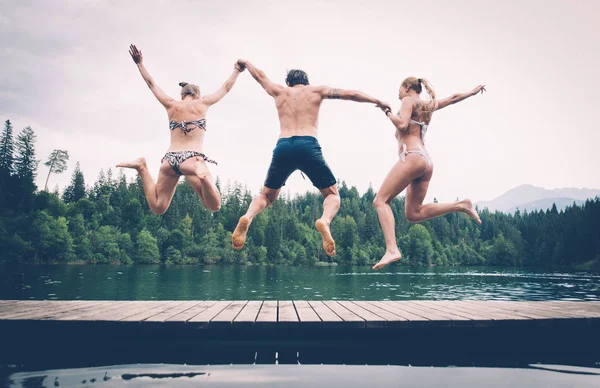 Skupina přátel baví u jezera ráno — Stock fotografie