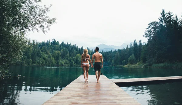 Mladý pár se baví u jezera ráno — Stock fotografie