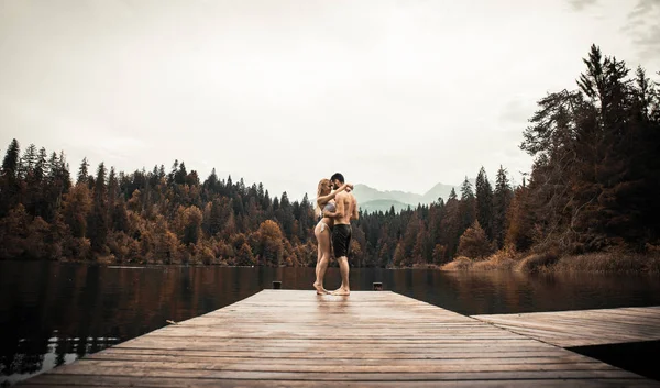 Jovem casal se divertindo no lago pela manhã — Fotografia de Stock