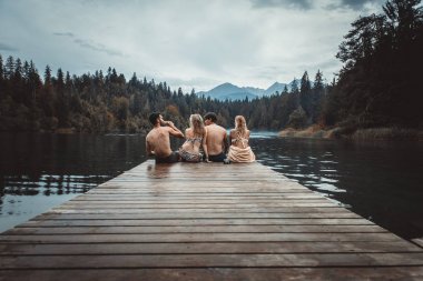 Arkadaşlar eğlenmeye gölde sabah grup