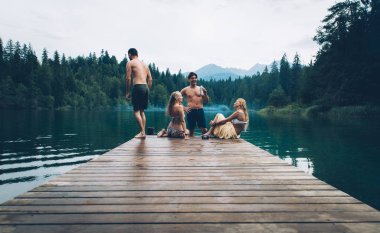 Arkadaşlar eğlenmeye gölde sabah grup