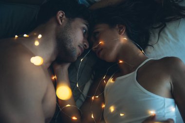 Yaşam tarzı anlar evde genç Çift