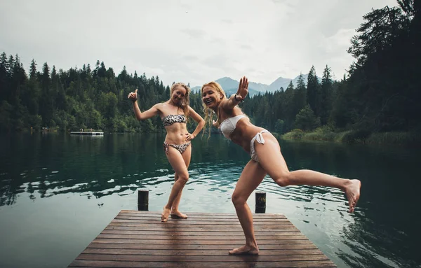 Giovane coppia divertirsi al lago al mattino — Foto Stock