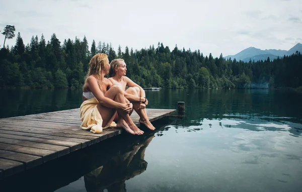 Mladý pár se baví u jezera ráno — Stock fotografie