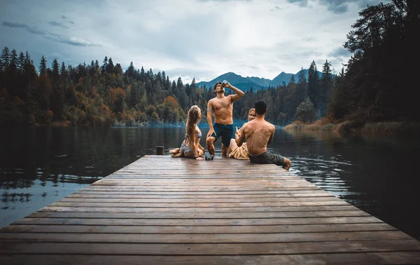 Grupo de amigos se divertindo no lago pela manhã — Fotografia de Stock