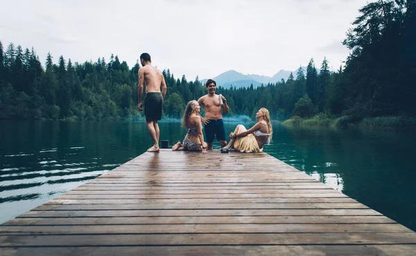 Gruppo di amici che si divertono al lago al mattino — Foto Stock