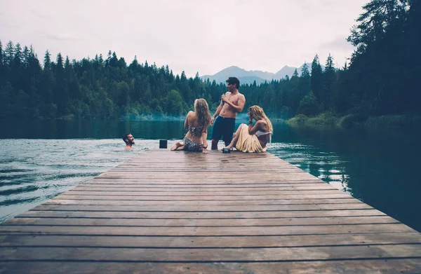 Группа друзей развлекается на озере по утрам — стоковое фото