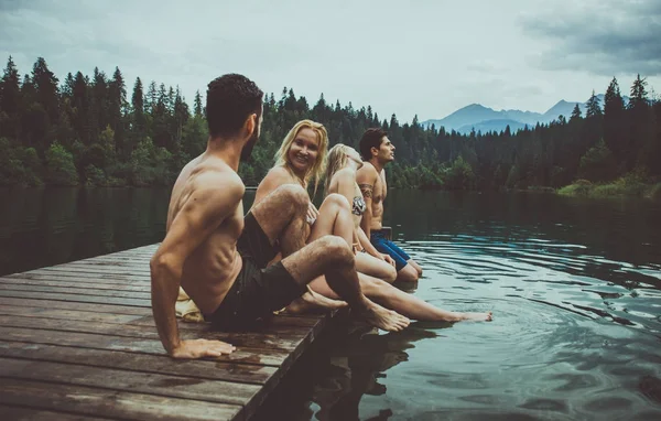 Gruppo di amici che si divertono al lago al mattino — Foto Stock