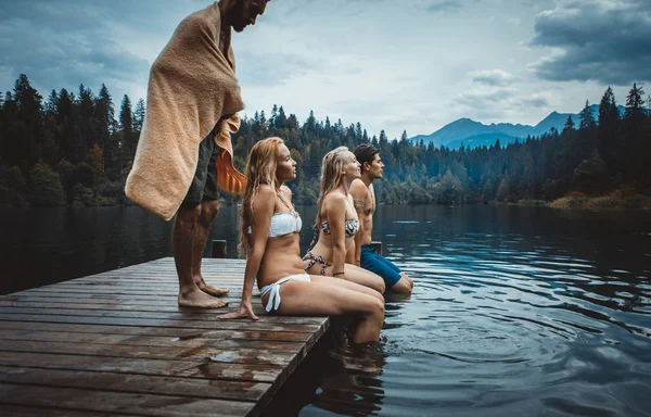 Arkadaşlar eğlenmeye gölde sabah grup