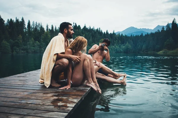 Gruppo di amici che si divertono al lago al mattino — Foto Stock