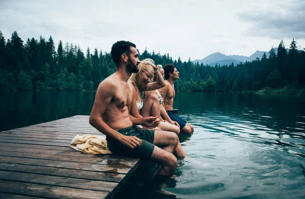 Grupo de amigos se divertindo no lago pela manhã — Fotografia de Stock