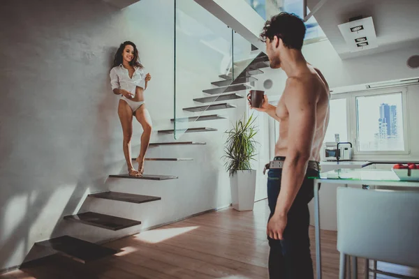 Casal jovem momentos de estilo de vida em casa — Fotografia de Stock