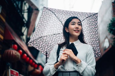 Tokyo'da yürüyüş güzel Japon kızı. Kavram genç hakkında