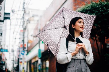 Tokyo'da yürüyüş güzel Japon kızı. Kavram genç hakkında