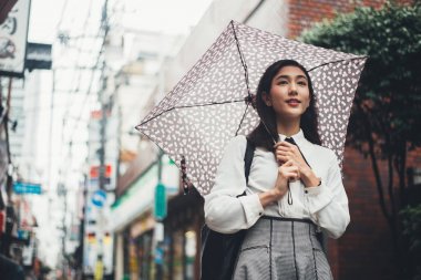 Tokyo'da yürüyüş güzel Japon kızı. Kavram genç hakkında