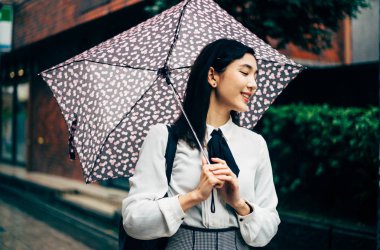 Tokyo'da yürüyüş güzel Japon kızı. Kavram genç hakkında