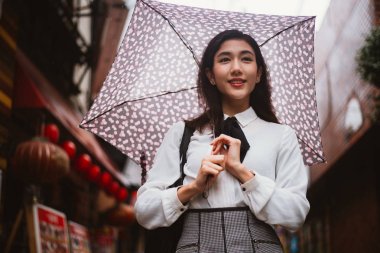 Tokyo'da yürüyüş güzel Japon kızı. Kavram genç hakkında