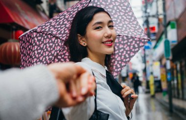 Tokyo'da yürüyüş güzel Japon kızı. Kavram genç hakkında