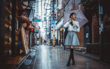 Tokyo'da yürüyüş güzel Japon kızı. Kavram genç hakkında