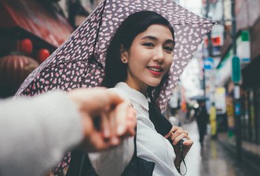 Tokyo'da yürüyüş güzel Japon kızı. Kavram genç hakkında