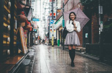 Tokyo'da yürüyüş güzel Japon kızı. Kavram genç hakkında