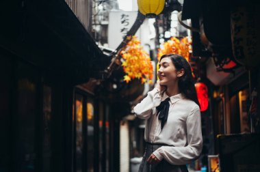 Tokyo'da yürüyüş güzel Japon kızı. Kavram genç hakkında