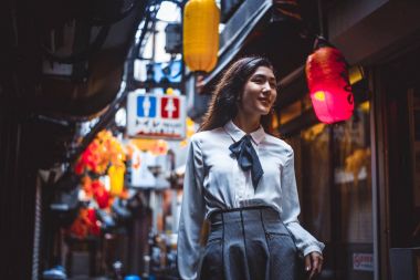 Tokyo'da yürüyüş güzel Japon kızı. Kavram genç hakkında