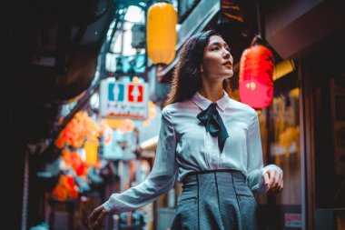Tokyo'da yürüyüş güzel Japon kızı. Kavram genç hakkında