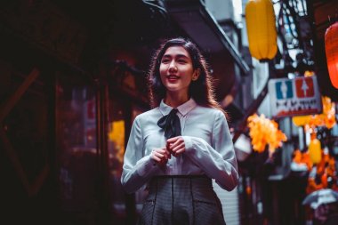 Tokyo'da yürüyüş güzel Japon kızı. Kavram genç hakkında
