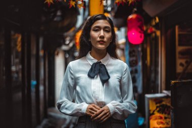 Tokyo'da yürüyüş güzel Japon kızı. Kavram genç hakkında