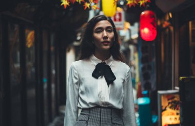 Tokyo'da yürüyüş güzel Japon kızı. Kavram genç hakkında