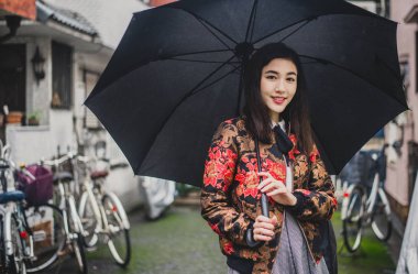Tokyo'da yürüyüş güzel Japon kızı. Kavram genç hakkında